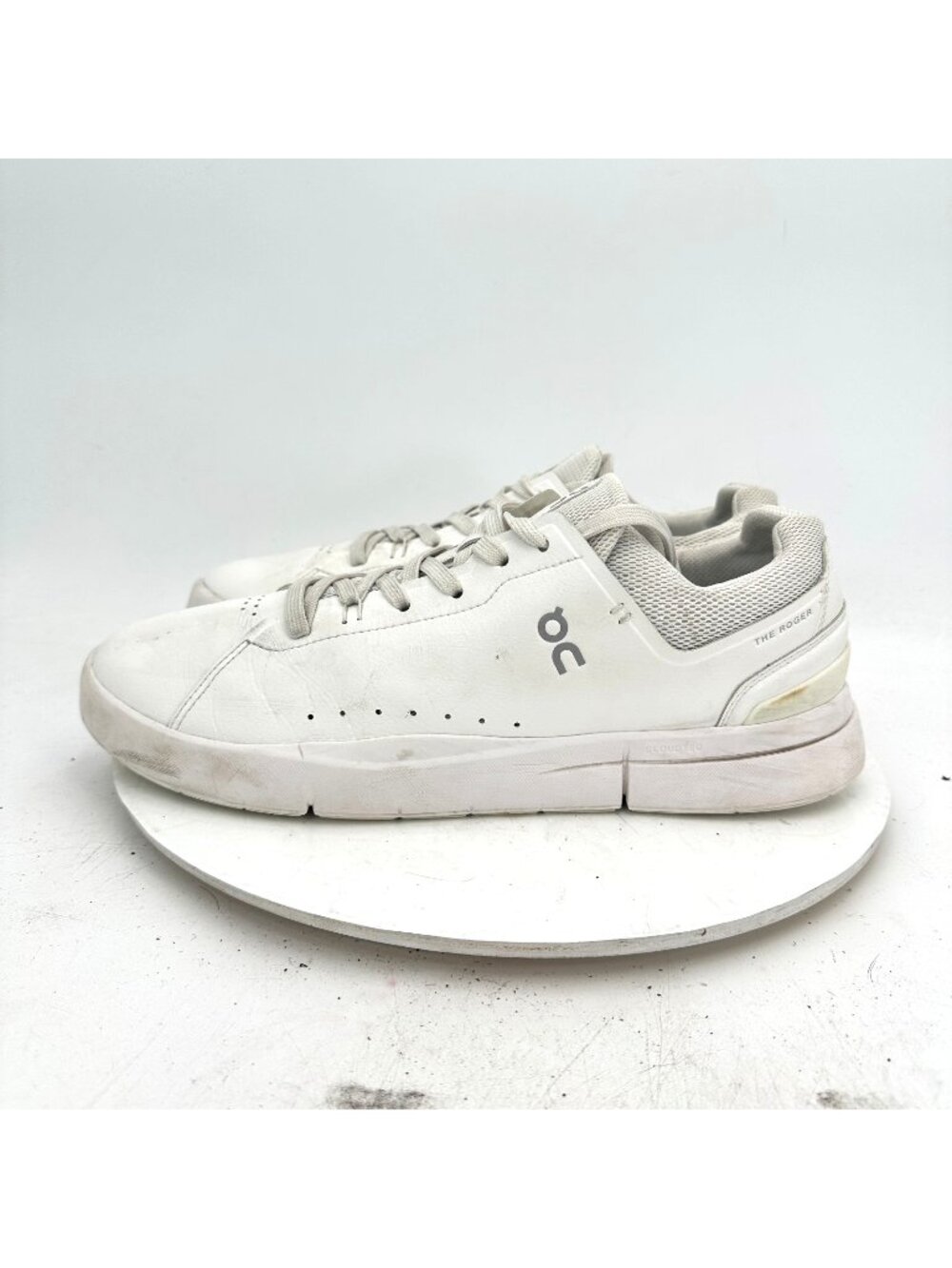 On The Roger Clubhouse Swiss Engineering Men Size 11 White Grey Training Shoes
